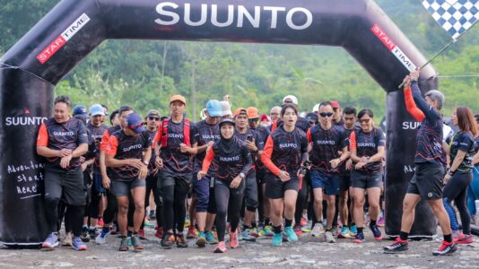 Para peserta “Suunto Vertical Experience” dilepas Danny Siwu, Event & Community Manager Suunto Indonesia di Lewi Pangaduan, Sentul, Bogor.